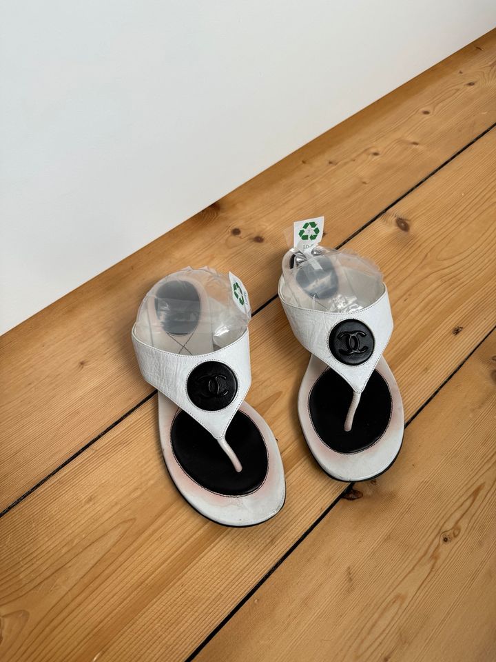 chanel sandalen schwarz weiß cc in Düsseldorf