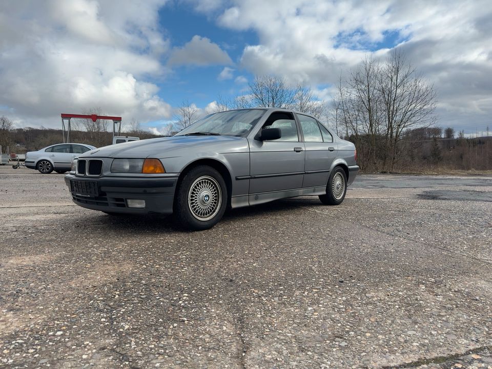 BMW E36 320i 6zylinder 1992 in Kirburg