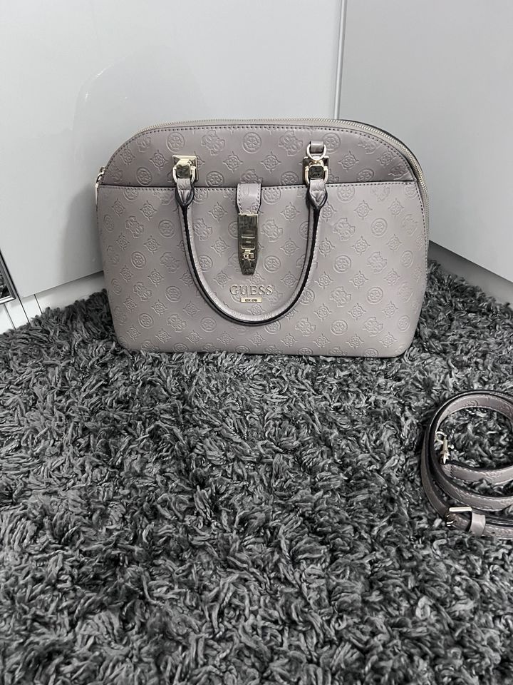 Tasche Guess in Haiger