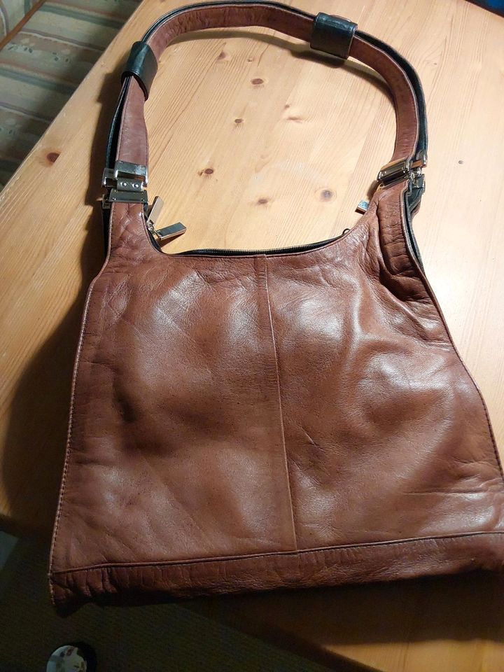 Damenhandtasche aus Kalbsleder, wendbar von Schwarz auf braun in Baden-Baden