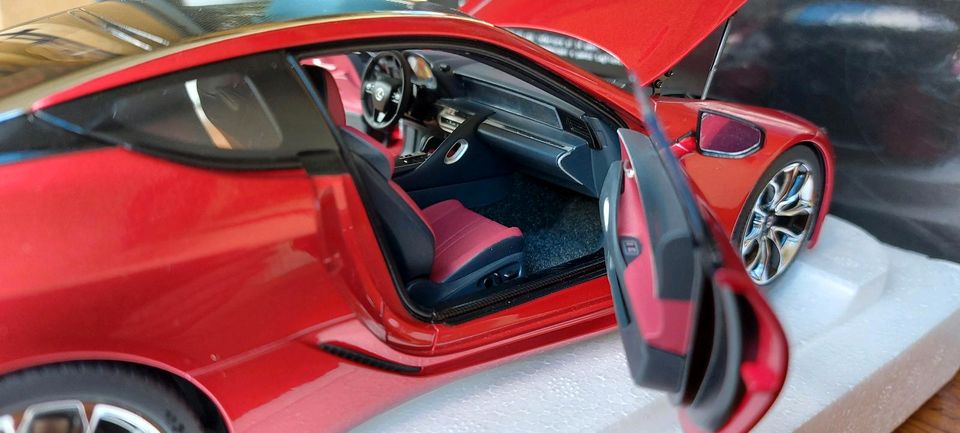 1:18 Lexus LC500 Metallic Red Dark Rose Interior AUTOart ovp in Berlin