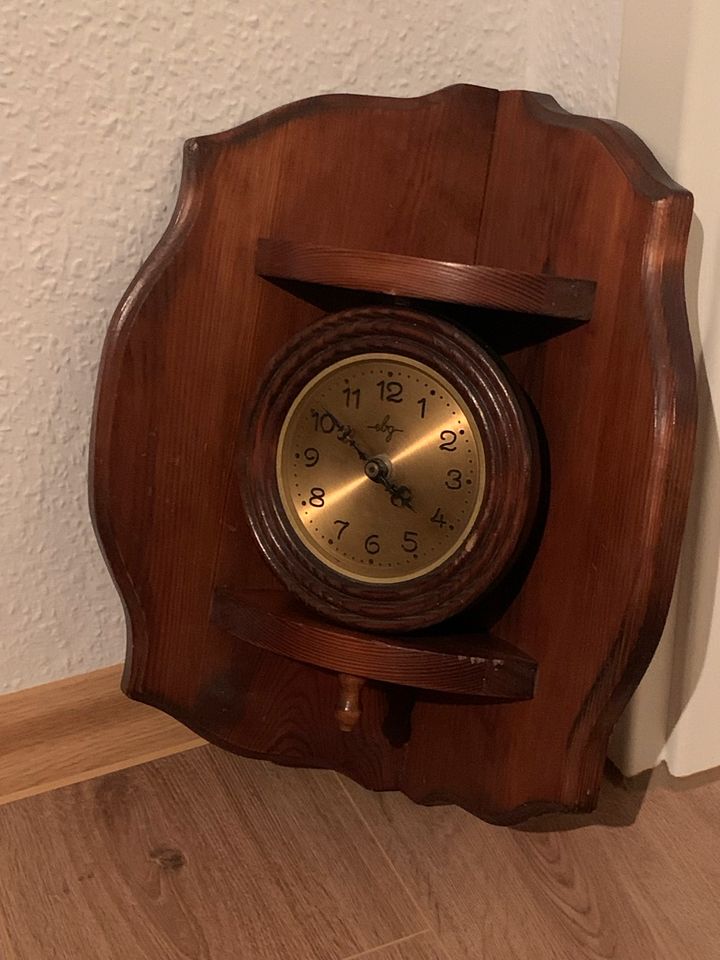 Eck-Wand-Uhr aus Holz in Trebbichau