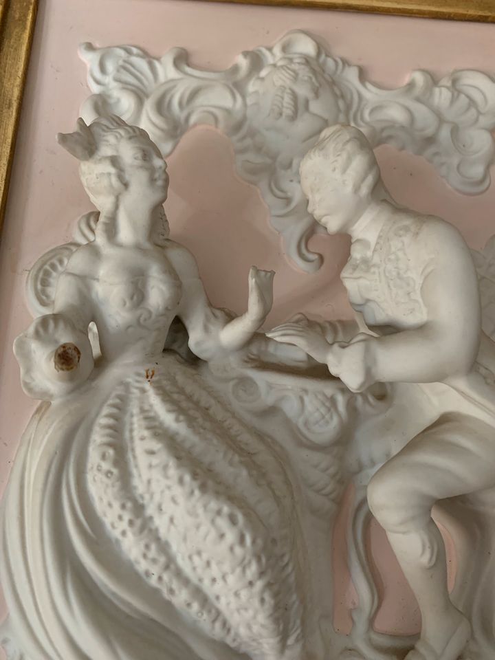 Alt Meissen Porzellan Relief Bild Figuren weiß rosa in München