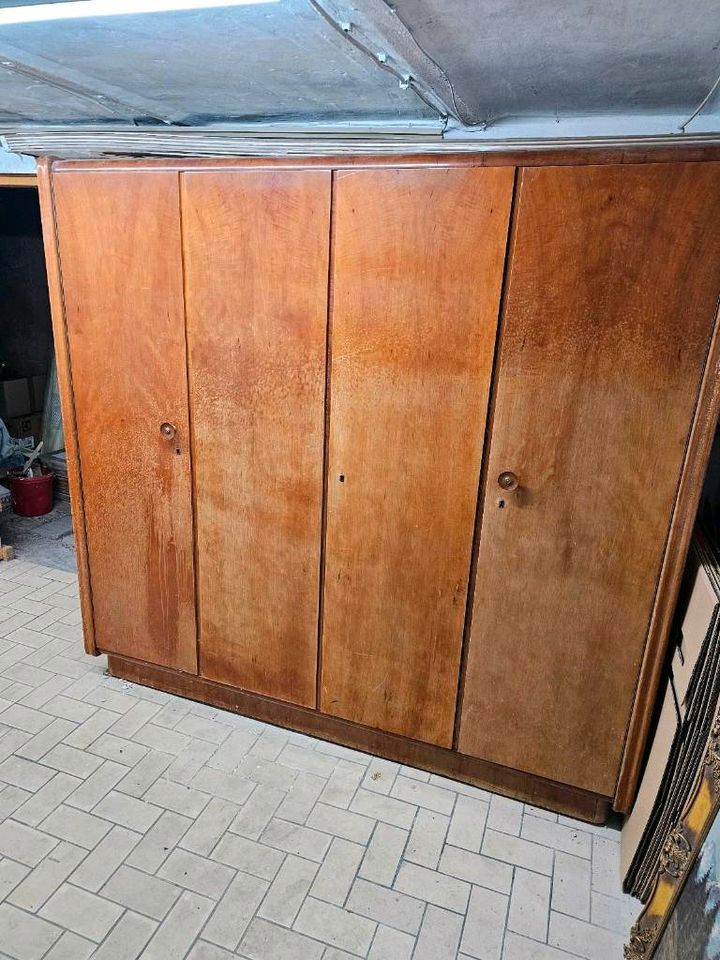 Massiver antiker Schrank in Freimersheim