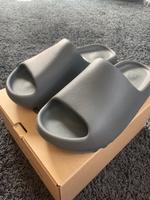 Yeezy Slide Slate Grey Gr. 40,5 Baden-Württemberg - Waldachtal Vorschau