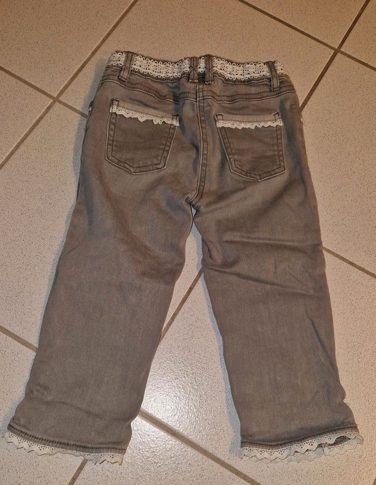 Caprihose kurze Hose grau Jeans Mädchen Spitze Topolino Gr. 128 in Bellheim