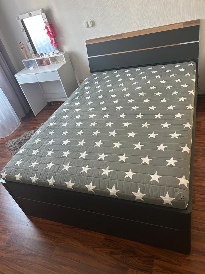 Doppelbett 140x200 mit Lattenrost, Schubladen und Beleuchtung in Mannheim