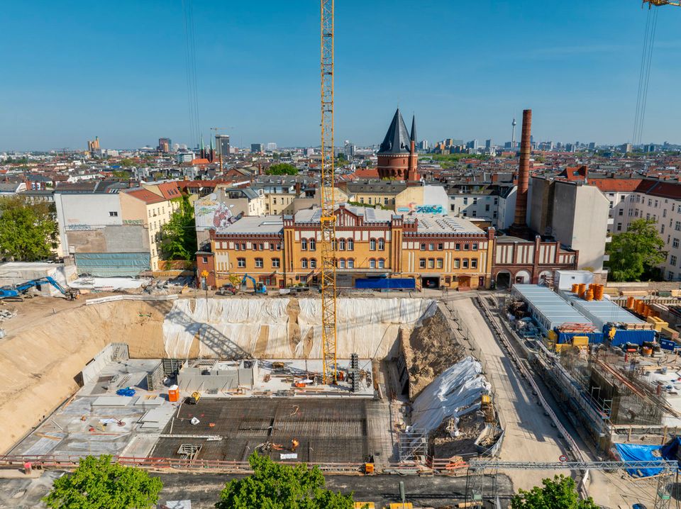 Zuhause in Kreuzberg: 4-Zimmer-Wohnung mit 2 Loggien und hochwertiger Ausstattung in Berlin