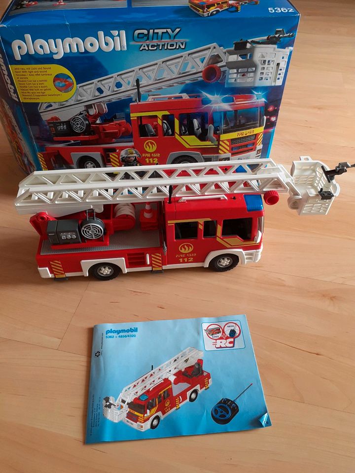 Playmobil Feuerwehr Leiterfahrzeug mit Zubehör in Niederfüllbach