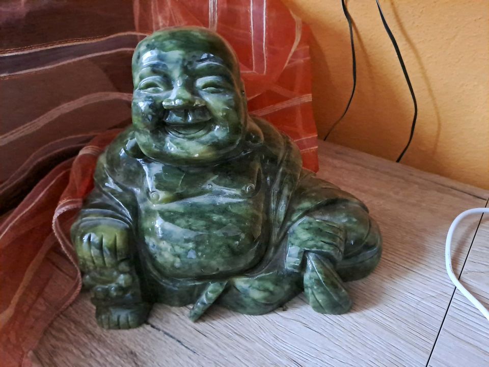 Buddha Serpentin-Edelstein - groß,  3,5 kg, sitzend Glücksbuddha in Wehringen
