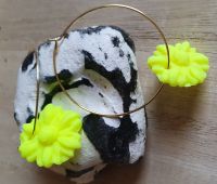 Ohrringe handgemacht Kreolen Blumen Charms neongelb Polymer Clay Hannover - Linden-Limmer Vorschau