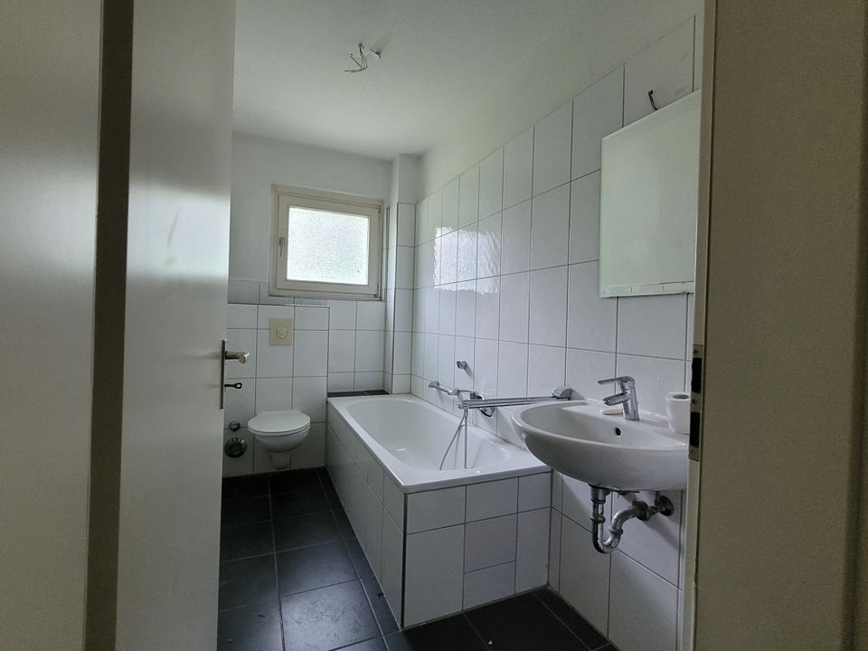 Gemütliche 3-Zimmer-Wohnung für Selbstrenovierer  *** 500 € Renovierungsgutschrift *** in Duisburg