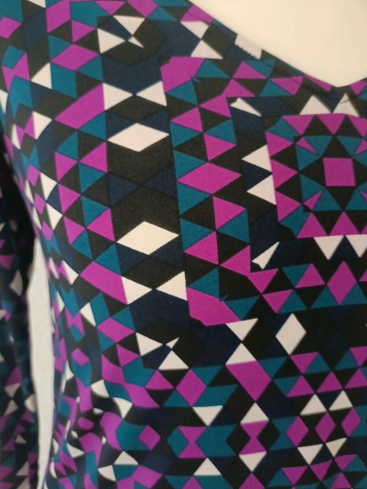Buntes Kleid geometrische Muster in Hamburg