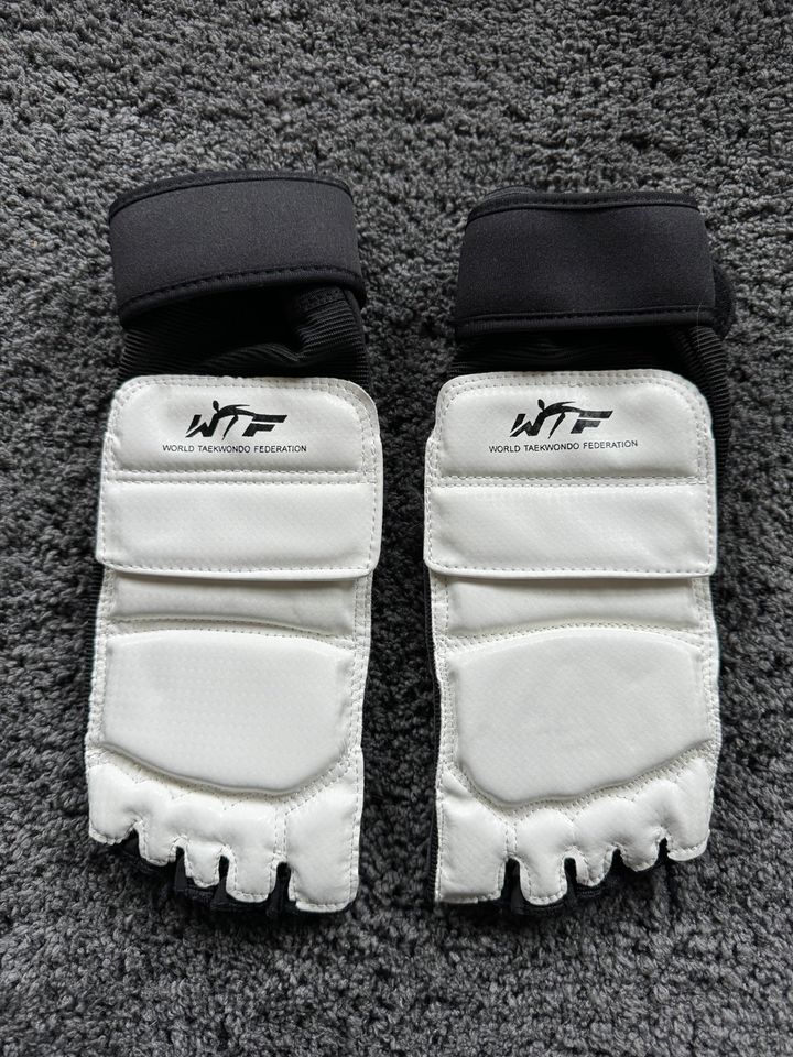 Taekwondo Karate Handschuhe-Handschutz / Fußschutz wie NEU in Rot an der Rot