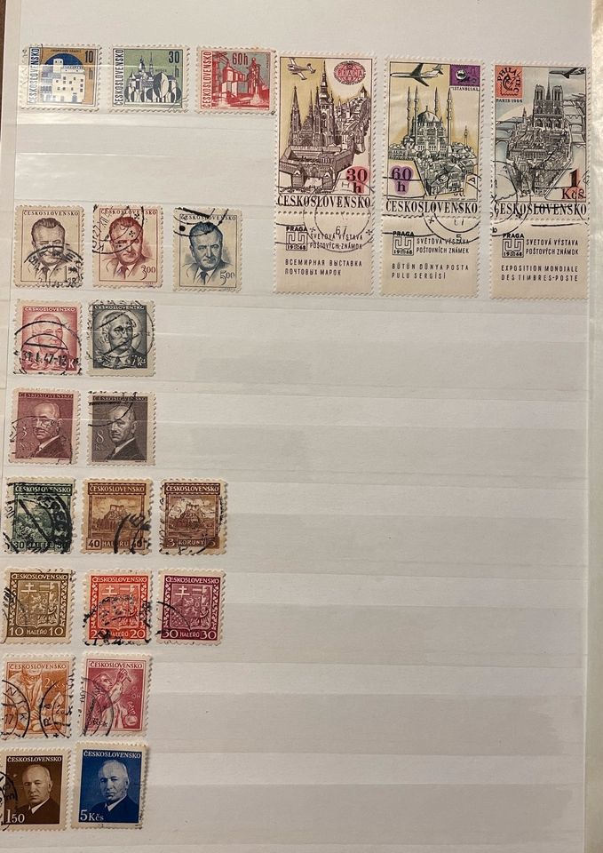 2 Briefmarken-Alben mit ca. 1.500 Briefmarken aus aller Welt in München