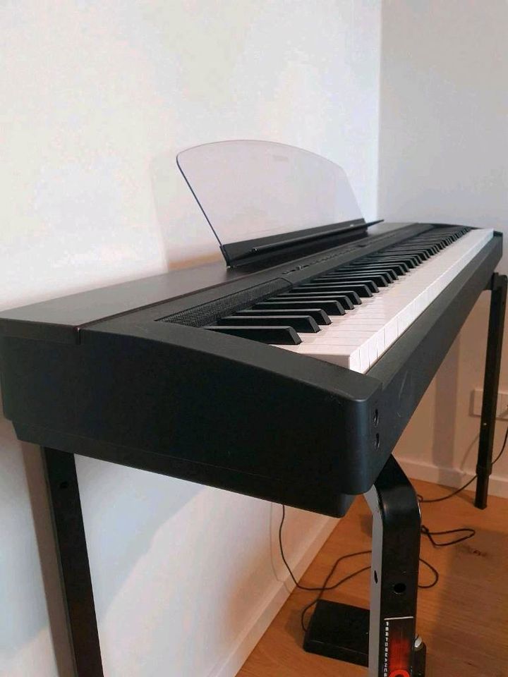 Yamaha p140 digital stage piano Klavier inkl. viele Extras in Berlin