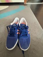 lilafarbene Adidas Neo Turnschuhe in Größe 38 2/3 Hessen - Flörsheim am Main Vorschau