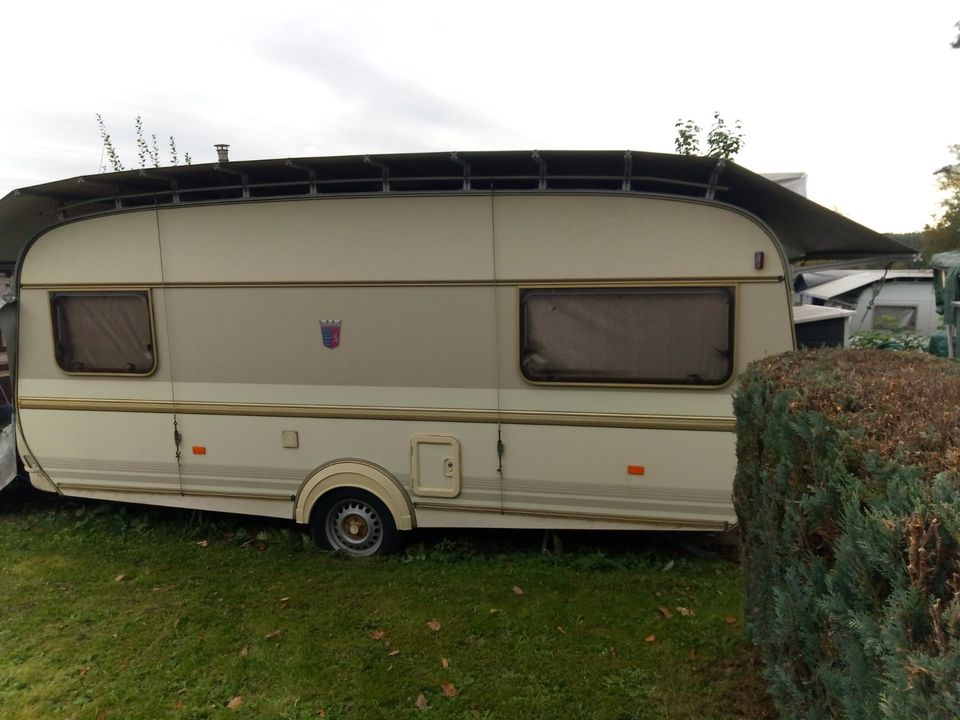 Wohnwagen mit Vorbau auf Campingplatz bei Ellwangen in Ellenberg