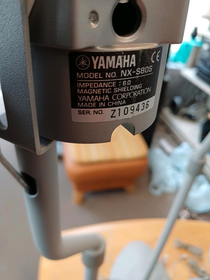 YAMAHA Surroundboxen Mod. NX-S 80 S mit Metallständer in Wolgast