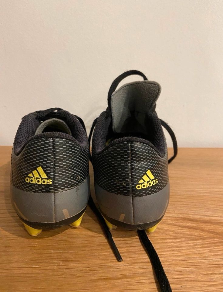 Adidas Fußballschuhe Gr. 29 schwarz Silber Stollen Rasenplatz in Bad Camberg