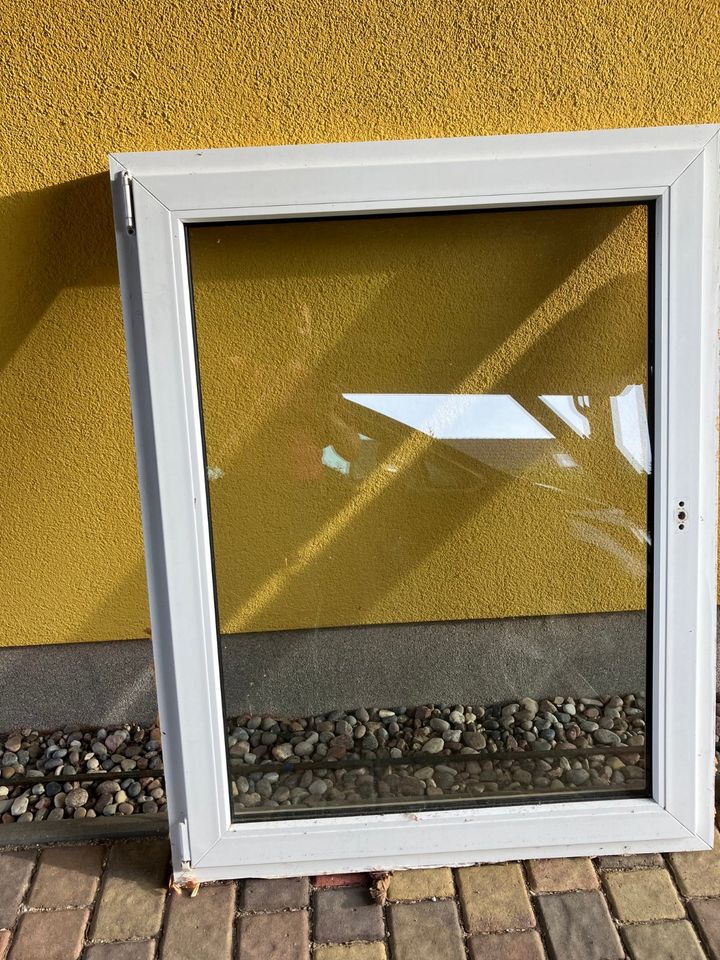 Fenster Kunststoff weiß 2-Fach Verglasung 1,07m x 1,36m in Rostock