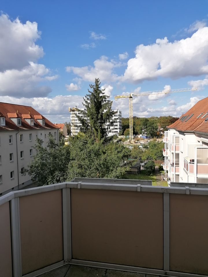 Helle und sanierte 3-Raumwohnung mit Balkon sucht Nachmieter in Halle
