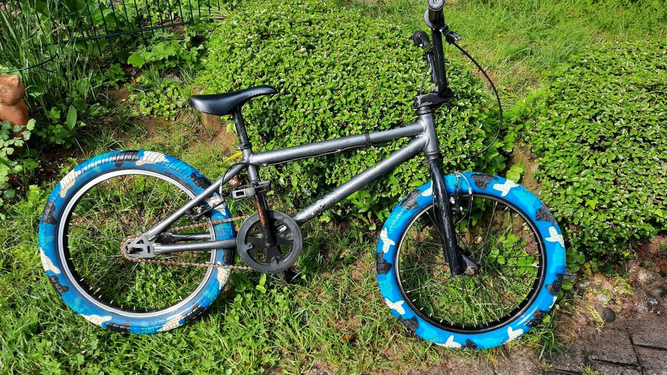 BMX anthrazit mit blauen Camouflage Reifen in Schallstadt