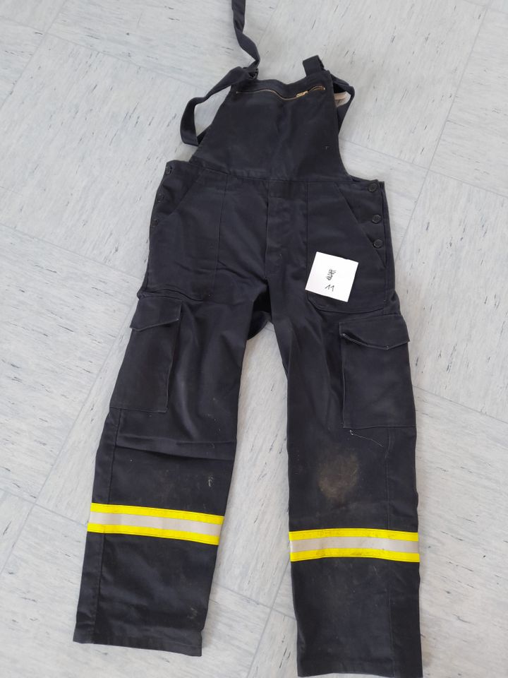 Latzhosen mit Warn- und Reflexstreifen / Feuerwehrhose in Grinau