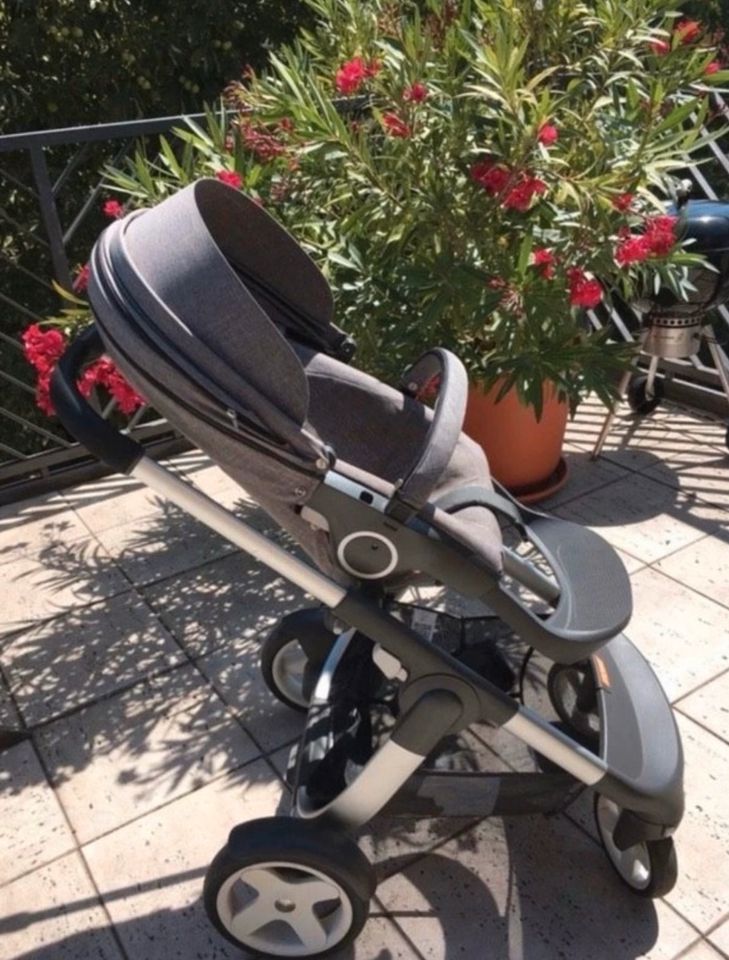 Stokke Crusi Kinderwagen Sportsitz Babywanne Cupholer etc melange in Kelkheim