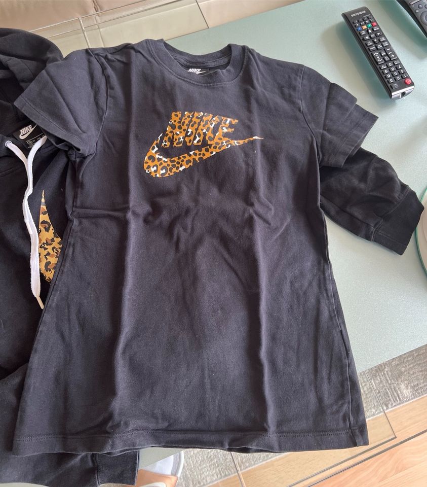 Nike Pullover+T-Shirt schwarz als Set für Frauen, Gr. XS in Berlin