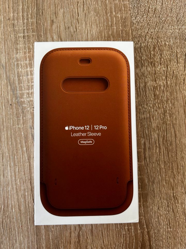 Original Apple Leather Sleeve für iPhone 12 / 12pro in Rödermark