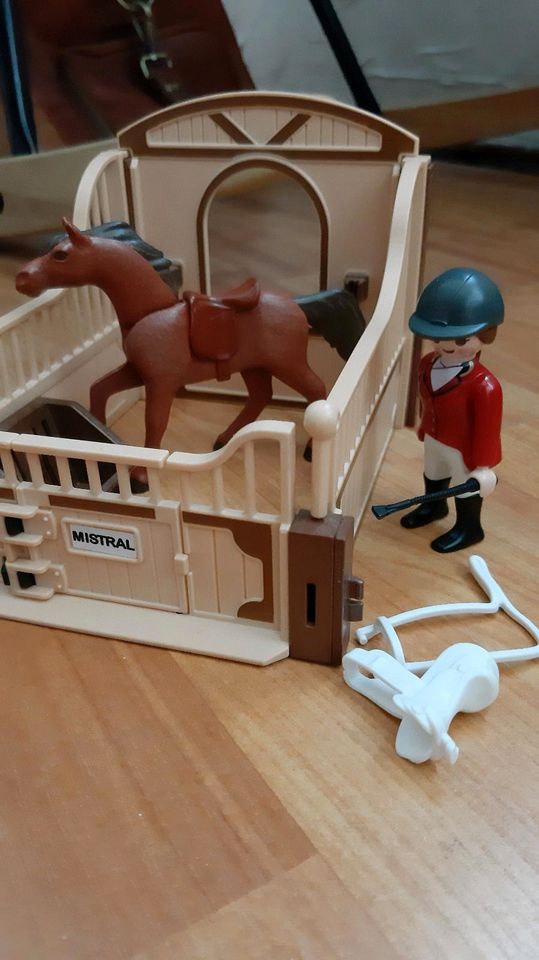 Playmobil PKW mit Pferdeanhänger +Pferdebox in Bad Freienwalde