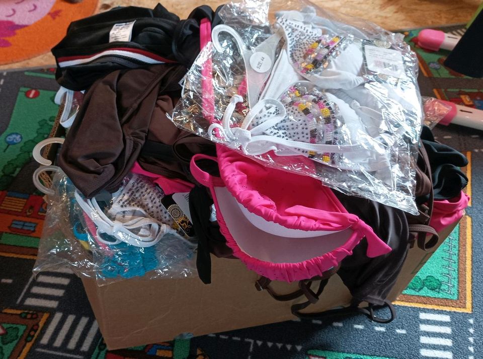 Kiste mit 66 Bikinis + 7 einzelne Slips in Zollchow