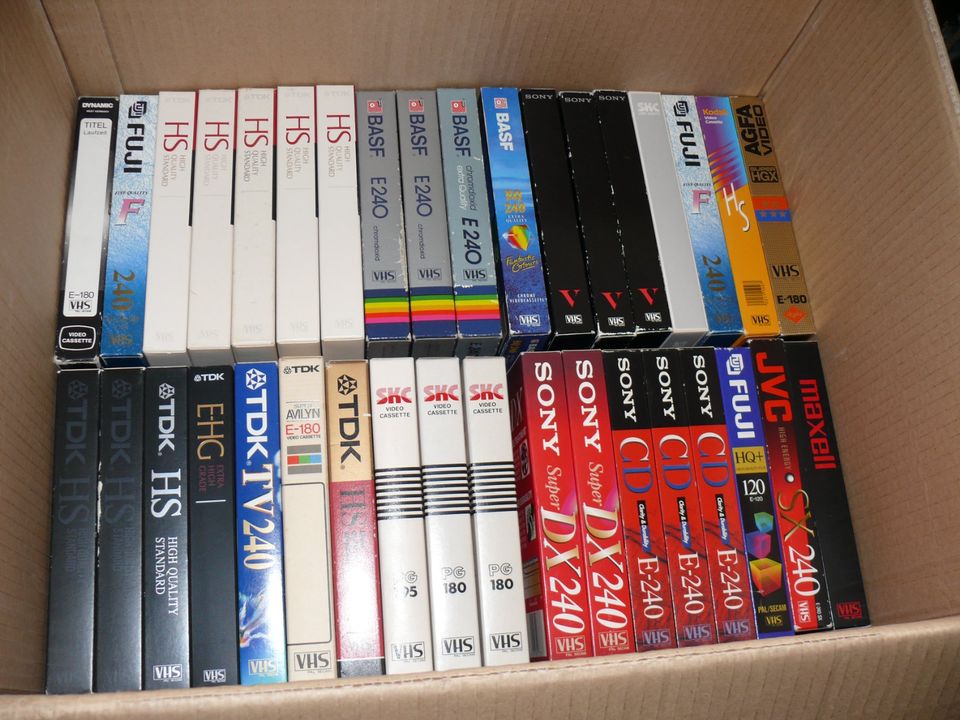 100 uralte VHS Kassetten Cassetten 80er 90er Jahre in Heusweiler