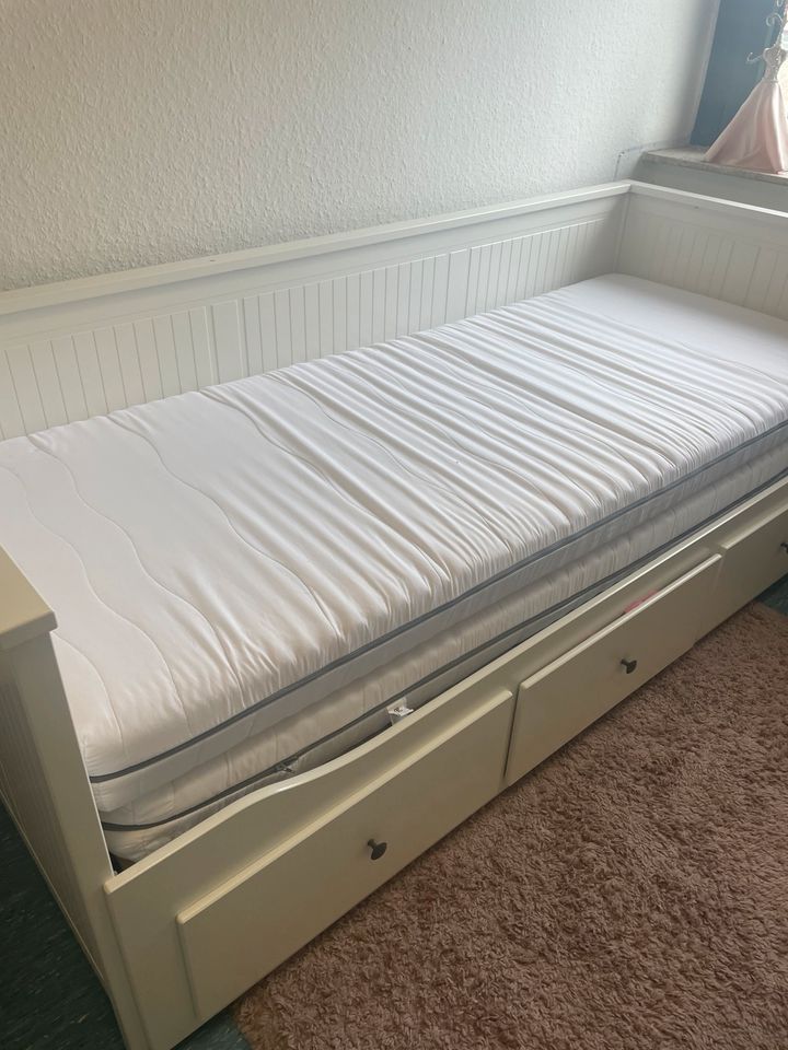 Bett zu verkaufen mit 2 Matratzen wie neu in Gelsenkirchen