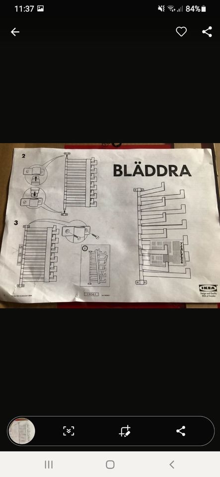 Zeitschriftenständer aus rotem Metall von Ikea. Modell BLÄDDRA in Itzehoe