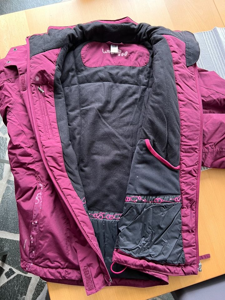 Winterjacke mit Kapuze dunkel burgunderrot in Unna