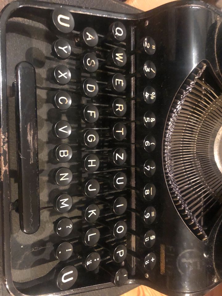 Sehr alte Schreibmaschine Olympia FILIA in Petershagen