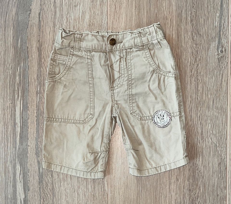 Beigefarbene Shorts von Mothercare Gr. 86 in Hessisch Oldendorf