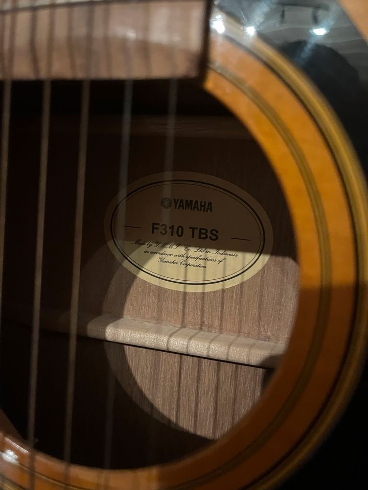 Westerngitarre Jamaha F310 inkl. Zubehör in Dinklage