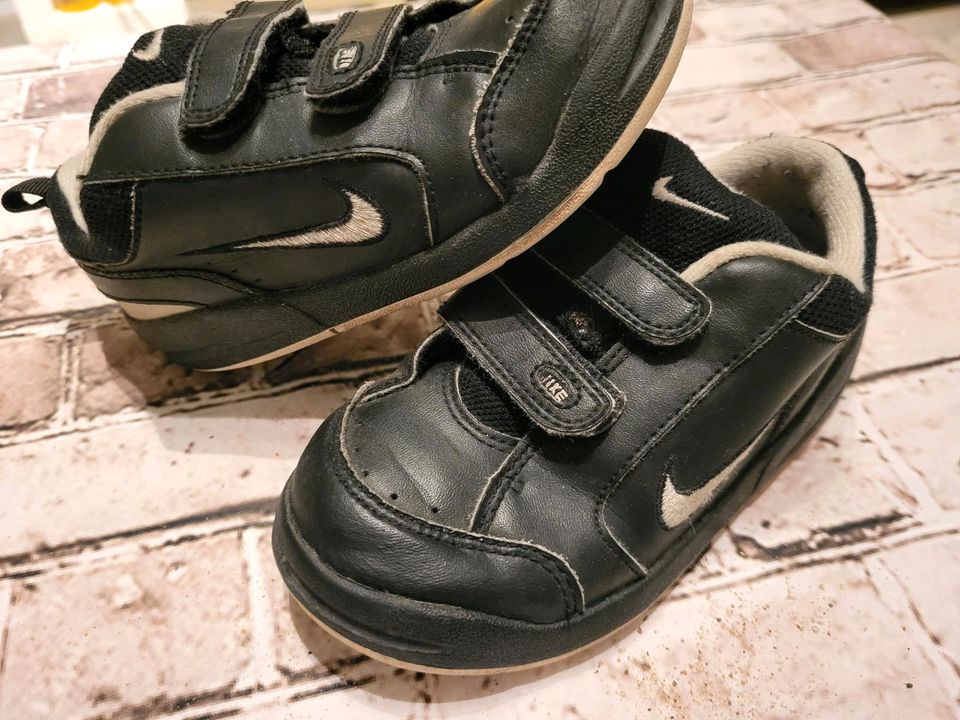 Nike Schuhe Gr.26 Sneaker Turnschuhe schwarz/weiß Klettverschluss in Braunschweig