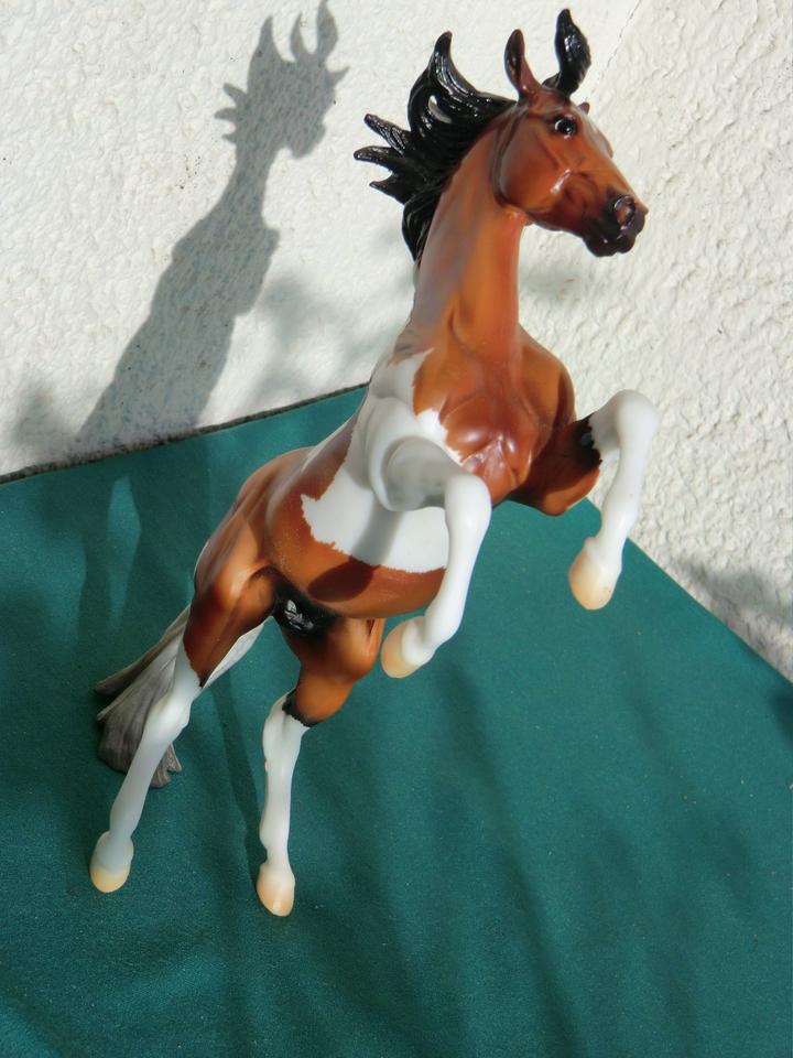 MODELLPFERD BREYER SILVER BAY PINTO TREASURE HUNT USA 2006 LSQ in Oberursel (Taunus)
