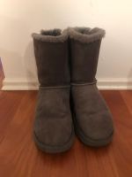 UGG Boots Grau mit 2 Schleifen Frankfurt am Main - Ostend Vorschau