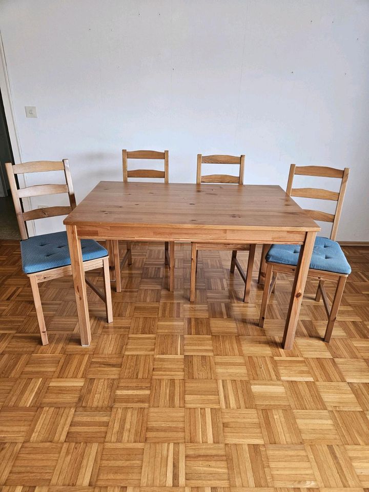 Tisch mit 4 Stühlen in Gelsenkirchen