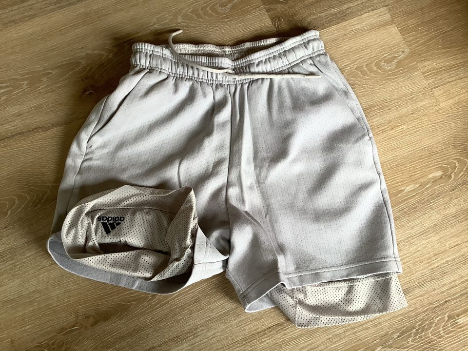 Adidas Sporthose - kurz - grau - Größe M in Soltau