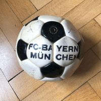 Handsignierter Fußball FC Bayern Udo Lattek etc. Neuhausen-Nymphenburg - Neuhausen Vorschau