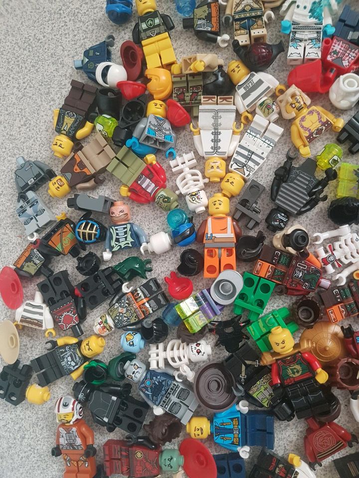 Lego Kiste ca. 100 Figuren Sammlung Ninjago City Technik Zubehör in Berlin