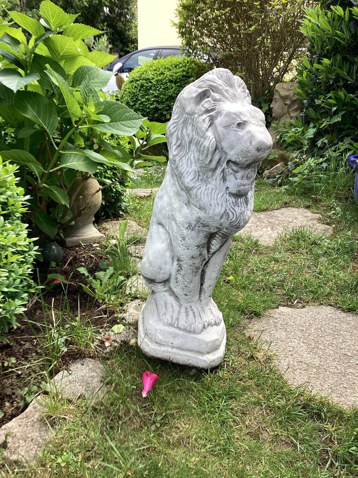 Löwe Beton Gartendeko in Freiburg im Breisgau