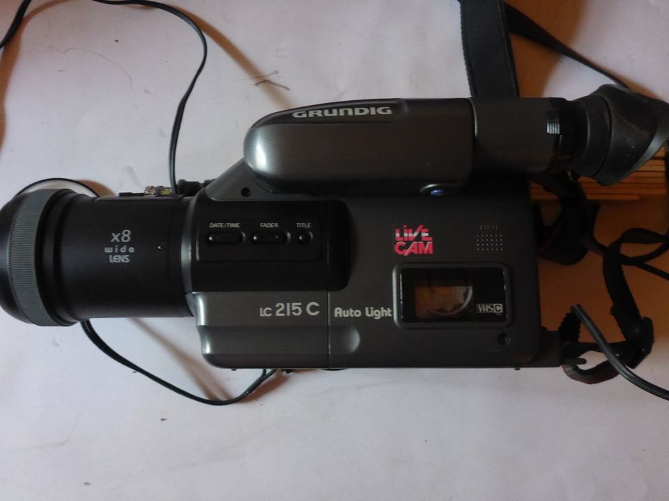 Videokamera Grundig LC 215C mit Kameratasche in Wehingen