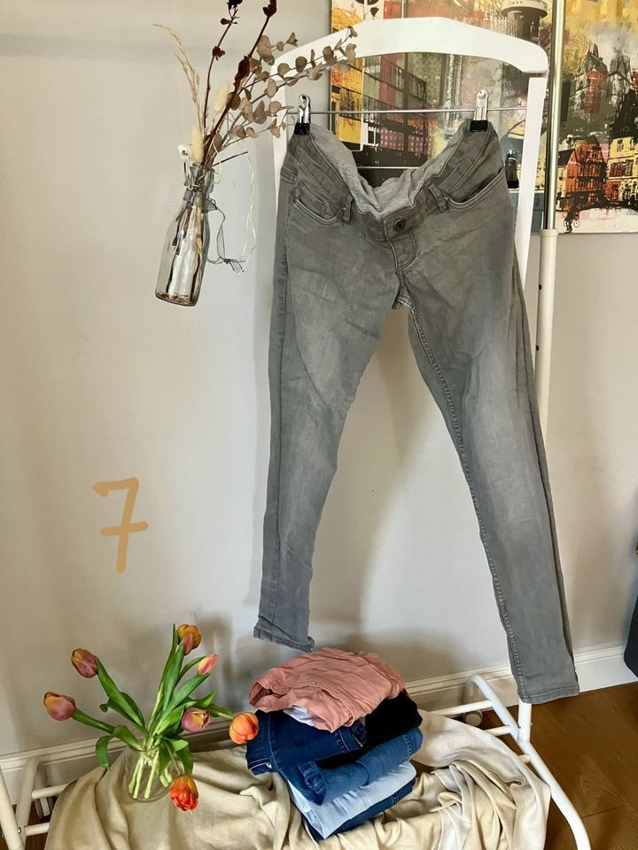 Umstandskleidung:7 lange Jeans und 1 Stoffhose Gr.M/36-40 in Marburg